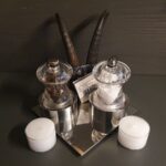 Menage aus Chromstahl mit Salz- und Pfeffermühle