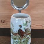Bierhumpen mit Wildmotiv aus Steingut mit Zinndeckel